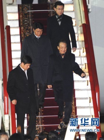 溫家寶抵達(dá)圣彼得堡開(kāi)始訪(fǎng)問(wèn)俄羅斯(圖)