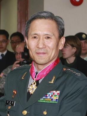 李明博提名金寬鎮(zhèn)擔(dān)任新防長 朝譴責(zé)美韓把半島推向“戰(zhàn)爭邊緣”