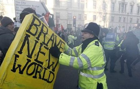 英國約2萬人包圍國會抗議學費上漲條款