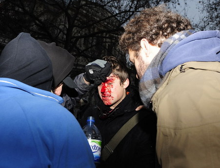 英國約2萬人包圍國會(huì)抗議學(xué)費(fèi)上漲條款