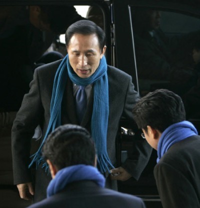 號(hào)召節(jié)能環(huán)保 韓總統(tǒng)李明博變身“秋衣帝”