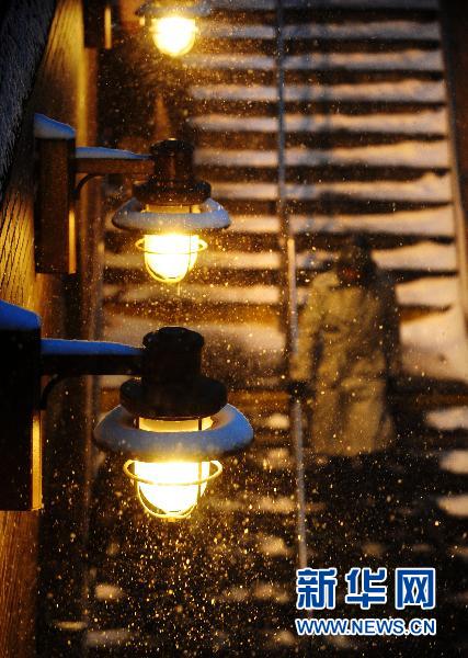 紐約遭暴風(fēng)雪襲擊 部分地區(qū)能見度為零