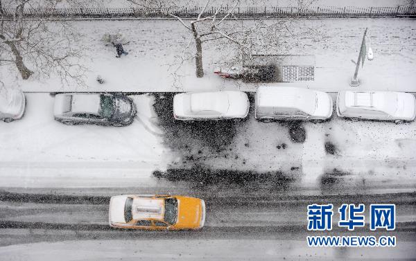 紐約遭暴風雪襲擊 部分地區(qū)能見度為零