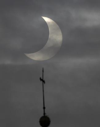 世界多地出現(xiàn)2011年首次日偏食