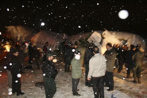 伊朗載106人客機迫降時墜毀 至少77人遇難