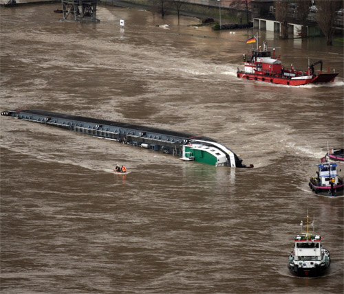德國(guó)萊茵河裝載硫酸運(yùn)輸船傾覆