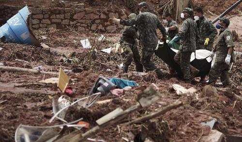 巴西泥石流已致658人死亡 忠誠狗狗堅(jiān)守主人墳?zāi)? style=