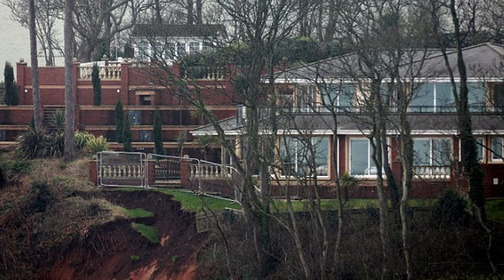 兩次遭遇山體滑坡 英“懸崖別墅”成當?shù)匾痪? style=