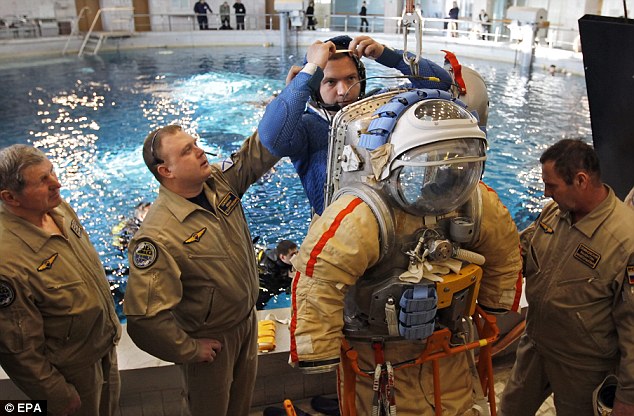 泳池中的太空艙——俄公布宇航員水下訓練圖