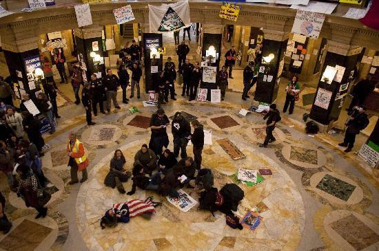 美威斯康星州示威活動(dòng)繼續(xù) 民眾占領(lǐng)議會(huì)大廈(圖)