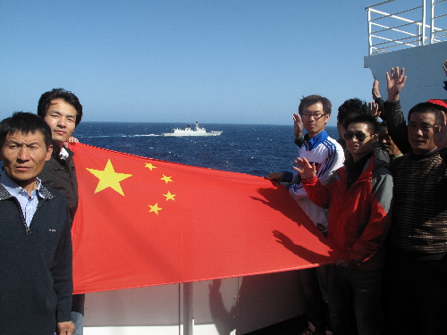 海軍“徐州號”在地中海為我撤僑游輪伴航