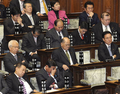 民主黨16名議員缺席預(yù)算案表決 菅直人面臨考驗