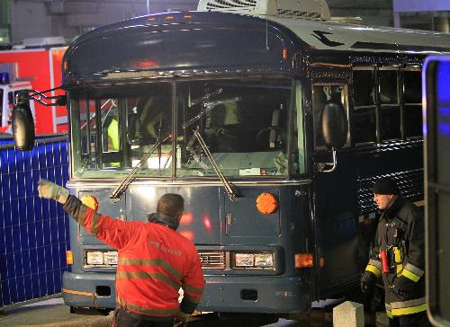 德機場員工槍擊美軍大巴致兩死兩傷 疑為恐怖襲擊