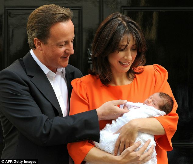 英首相卡梅倫為半歲女兒舉行洗禮儀式 場(chǎng)面溫馨幸福