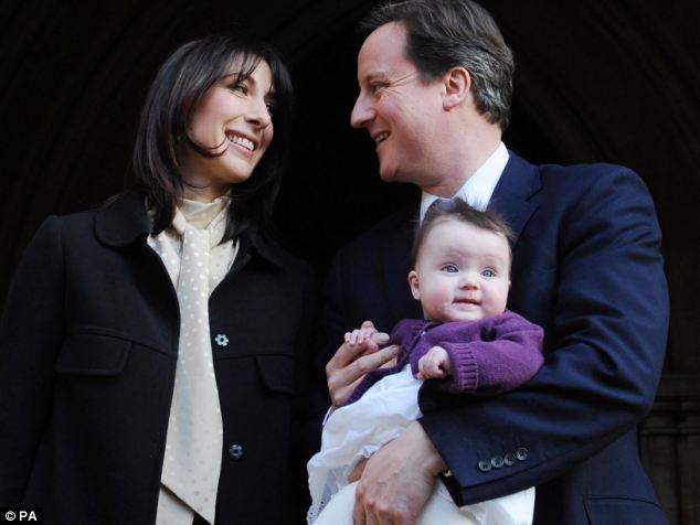 英首相卡梅倫為半歲女兒舉行洗禮儀式 場(chǎng)面溫馨幸福