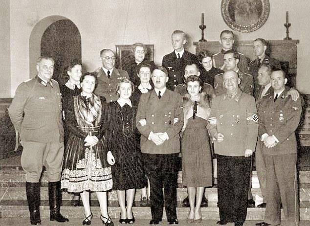 希特勒妻子罕見(jiàn)照片曝光 曾化裝為黑人爵士歌手