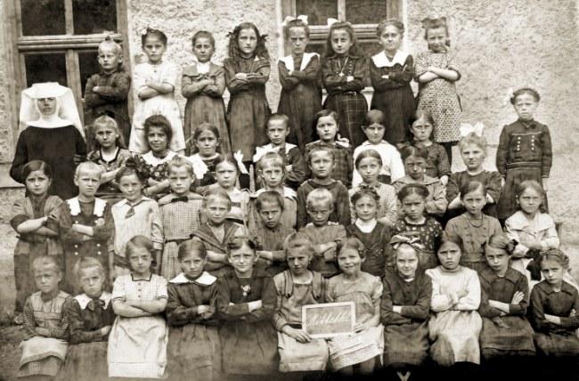 希特勒妻子罕見(jiàn)照片曝光 曾化裝為黑人爵士歌手