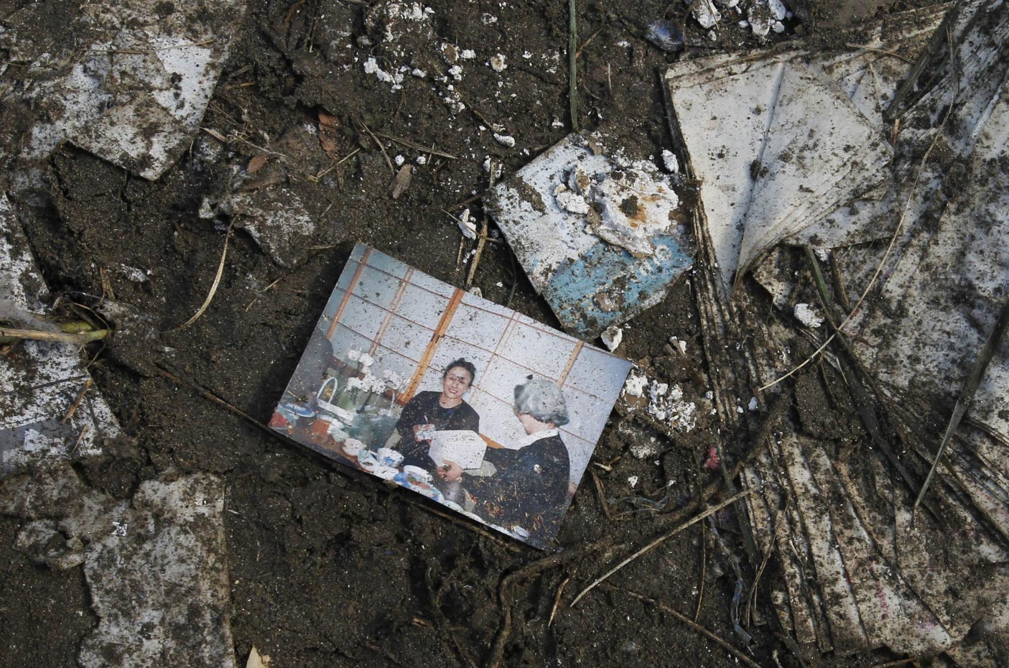 組圖：日強(qiáng)震廢墟中的家庭合影 救援人員全力搜救