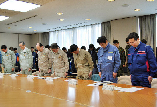 在日中國救援隊(duì)向地震遇難者默哀