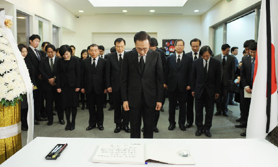 在日中國(guó)救援隊(duì)向地震遇難者默哀