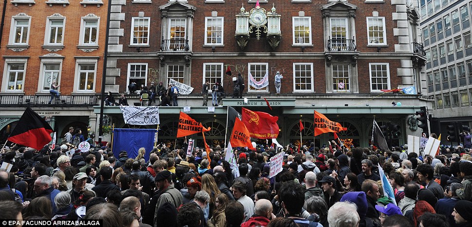 25萬民眾倫敦大游行抗議緊縮政策 200余鬧事者被捕