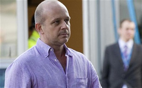 唐寧街10號(hào)的怪物“咕嚕姆”：代卡梅倫演講卻不穿鞋