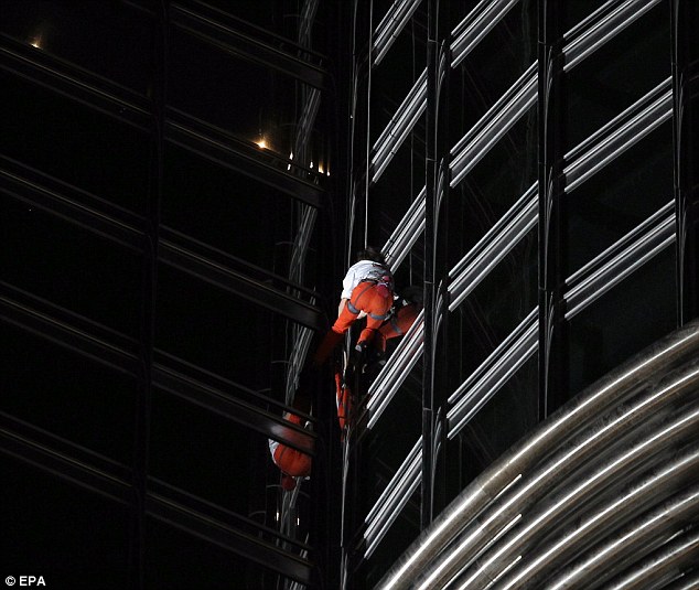 真人版“蜘蛛俠”現(xiàn)身迪拜 6小時登頂哈利法塔