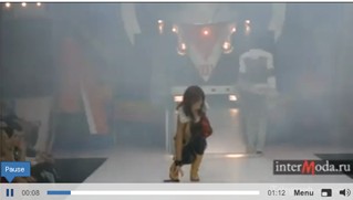 查普曼首場時裝秀出洋相 機智彌補展現(xiàn)間諜素質(zhì)