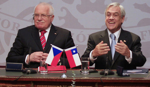 捷克總統(tǒng)順手拿筆視頻瘋傳 5000人欲給他送筆