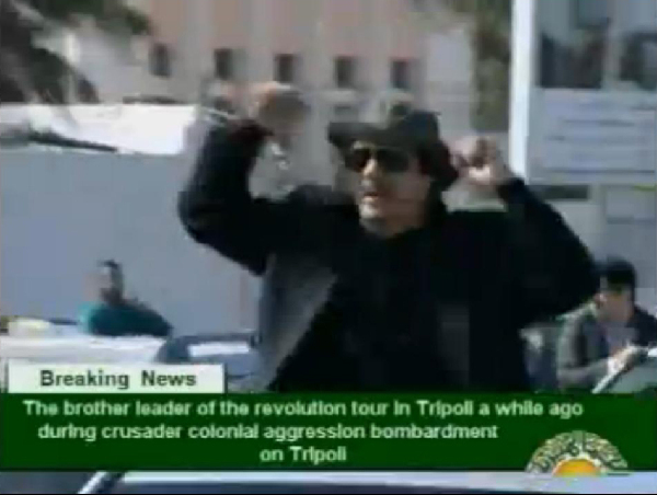 卡扎菲乘車巡游的黎波里