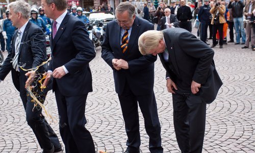 德國總統(tǒng)遭“蛋襲”保持淡定 自我解嘲顯風(fēng)度