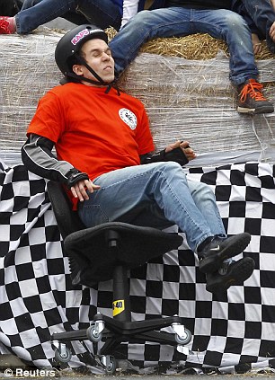 辦公椅也能比速度？德國(guó)另類大賽吸引眼球