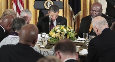 西方各國(guó)慶祝復(fù)活節(jié) 祈禱游行相得益彰畫(huà)卷多彩