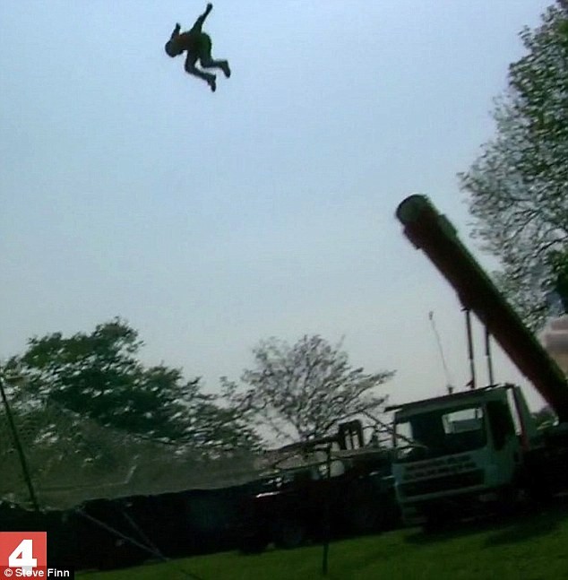 英發(fā)射“人體炮彈”釀慘劇 安全網(wǎng)出問(wèn)題演員墜地身亡