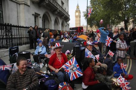倫敦上萬(wàn)市民聚集威廉婚禮路線兩側(cè)觀看盛典（圖）