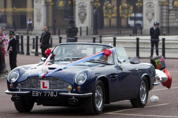 組圖：英國威廉王子駕敞篷跑車載凱特兜風(fēng)