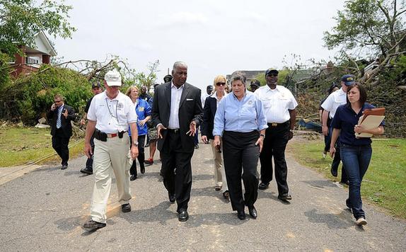 美龍卷風(fēng)災(zāi)：奧巴馬閣僚訪災(zāi)區(qū) 州長“擺烏龍”