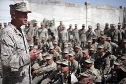 美海軍陸戰(zhàn)隊司令探望駐阿士兵 或?qū)⒓涌斐繁媱? style=