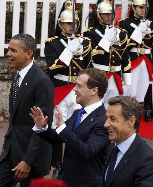 G8峰會(huì)法國(guó)小城拉開帷幕 薩科齊夫婦盛裝迎賓