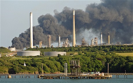 英國(guó)威爾士一雪弗龍煉油廠爆炸起火 4死1重傷