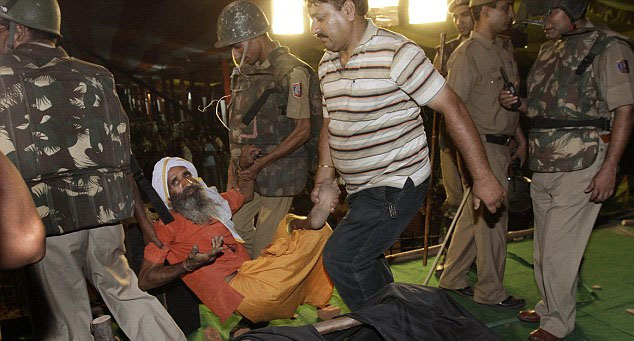 印度瑜伽大師絕食抗議腐敗 4萬追隨者遭暴力驅(qū)散