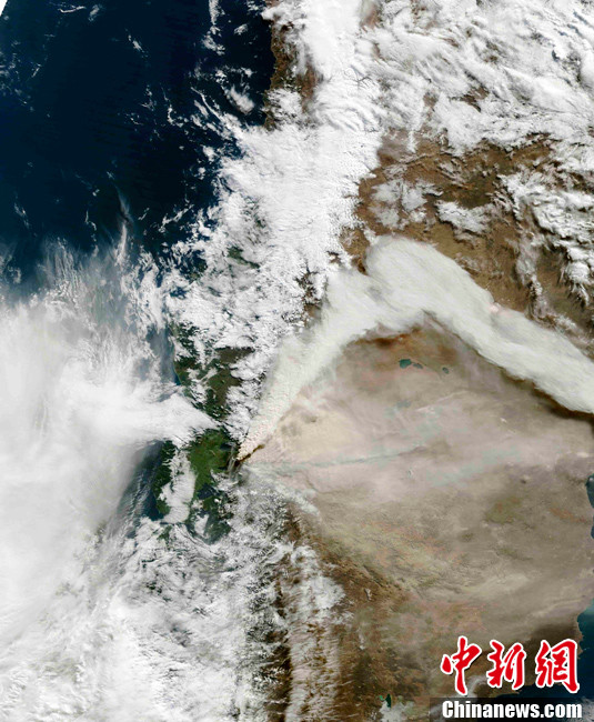 智利火山衛(wèi)星圖公布 火山灰延伸狀如羽毛(高清組圖)