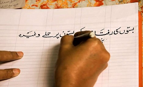 為傳承書法 印度一家報(bào)紙堅(jiān)持手抄成世界“唯一”