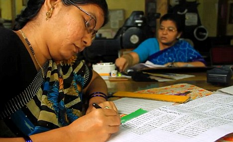 為傳承書法 印度一家報(bào)紙堅(jiān)持手抄成世界“唯一”