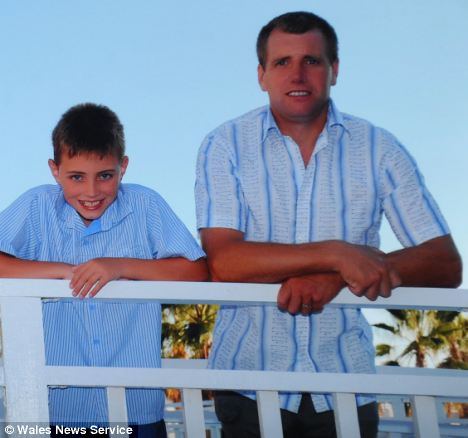 父親被公牛撲倒 英10歲機智男孩開拖拉機相救