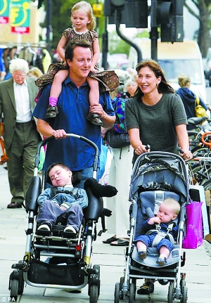 英首相父親節(jié)猛批“逃跑爸爸”:應(yīng)像酒駕者那樣遭排斥