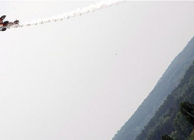 圖：波蘭特技表演飛機墜河 飛行員生死未卜