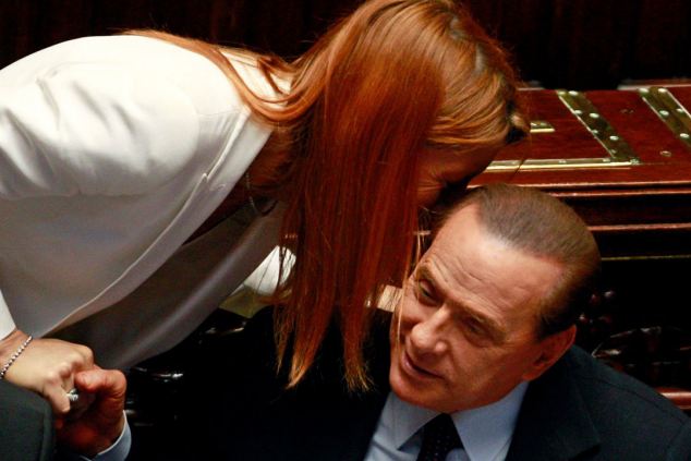 “花花老爺”貝盧斯科尼春風(fēng)得意 與女同事親密耳語(yǔ)