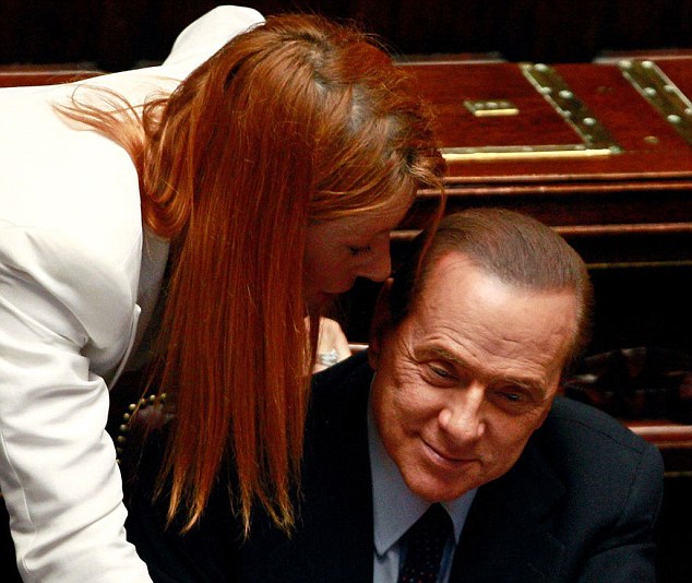 “花花老爺”貝盧斯科尼春風(fēng)得意 與女同事親密耳語(yǔ)