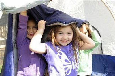 與動(dòng)物親密接觸同野獸共眠 美國(guó)動(dòng)物園夜間游園項(xiàng)目受追捧